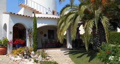 Estartit, Typical independent house by the sea, private pool, garden