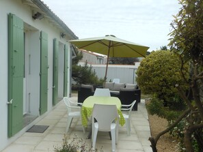 Outdoor dining - House near the sea (Sainte-Marie-De-Ré)