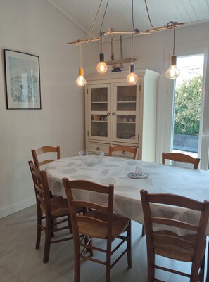 Dining - House near the sea (Sainte-Marie-De-Ré)