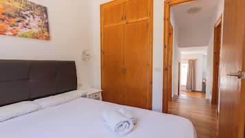 3 slaapkamers, een strijkplank/strijkijzer, gratis wifi, beddengoed