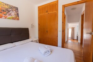 3 bedrooms, iron/ironing board, free WiFi, bed sheets