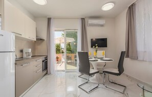 Fridge, microwave, oven, stovetop - Villa Green Palm - Apartment 2 (Vrsar)