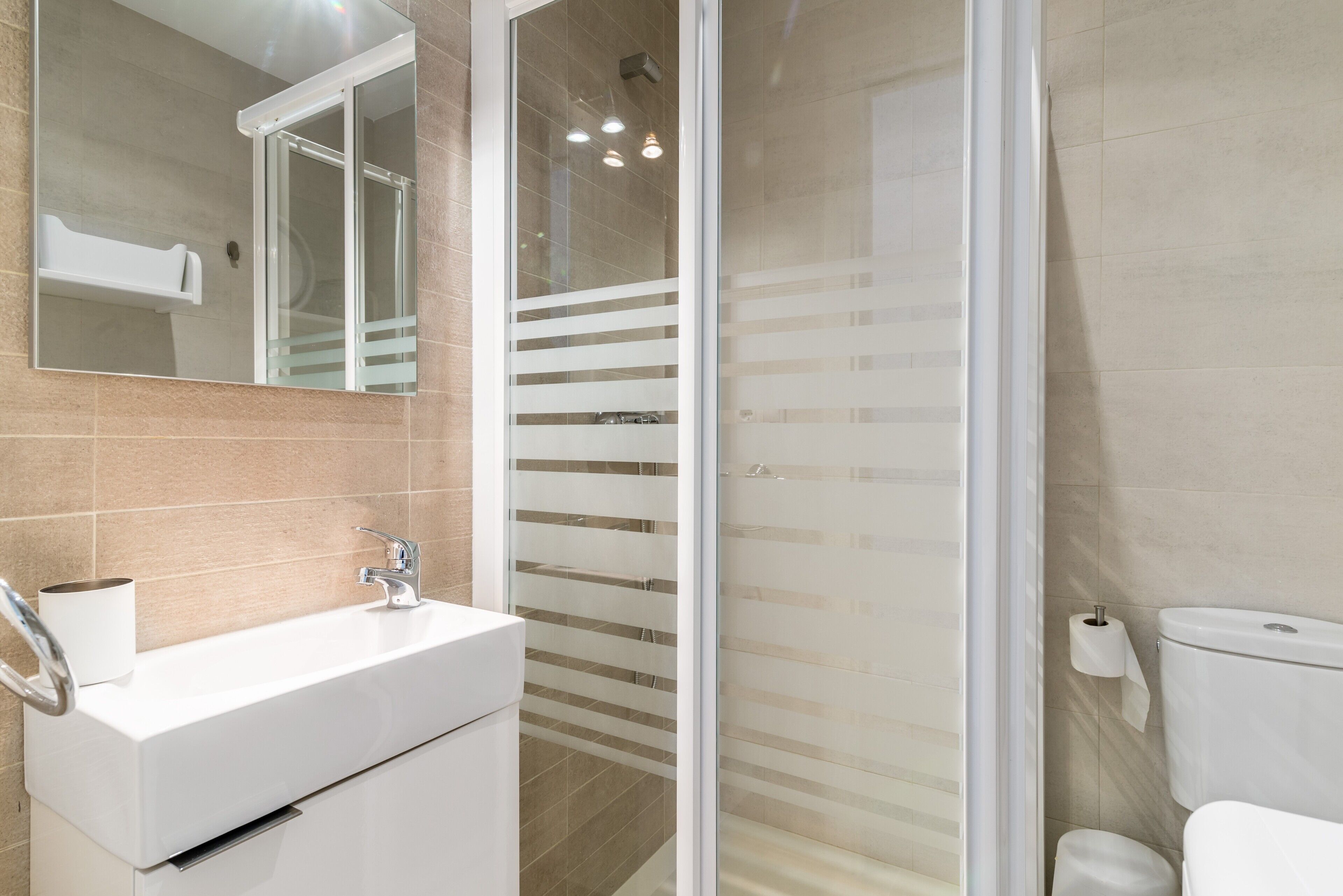 Een douche, een haardroger, handdoeken