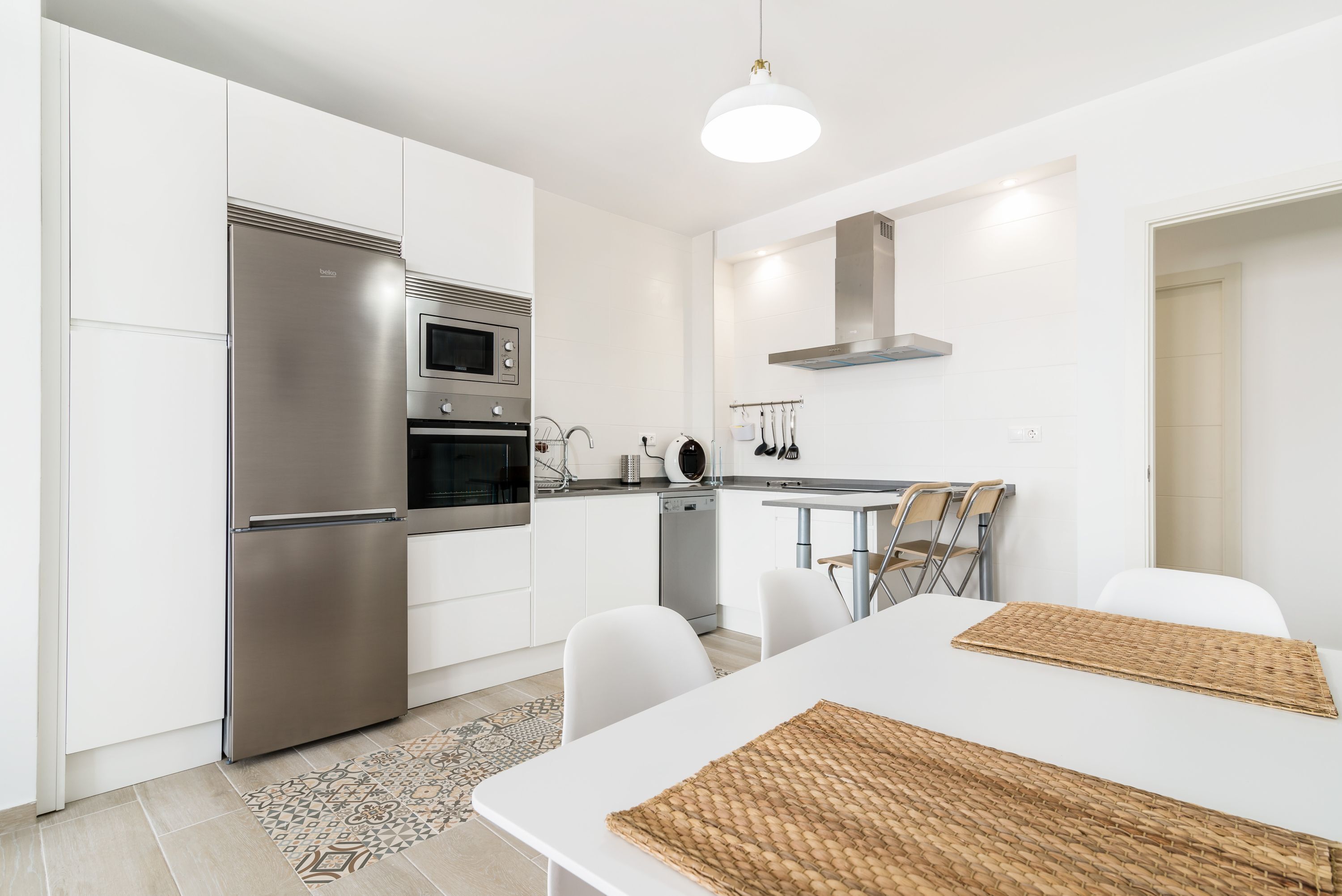 Frigorífico, microondas, horno y placa de cocina