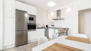 Een koelkast, een magnetron, een oven, een kookplaat