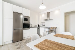 Frigorífico, microondas, horno y placa de cocina