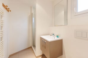 Shower, towels