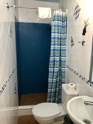 Tomannsrom, privat bad | Bad | Hårføner og håndklær