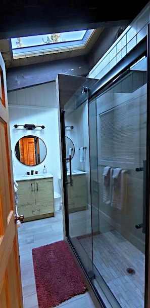 Shower, jetted tub, hair dryer, towels