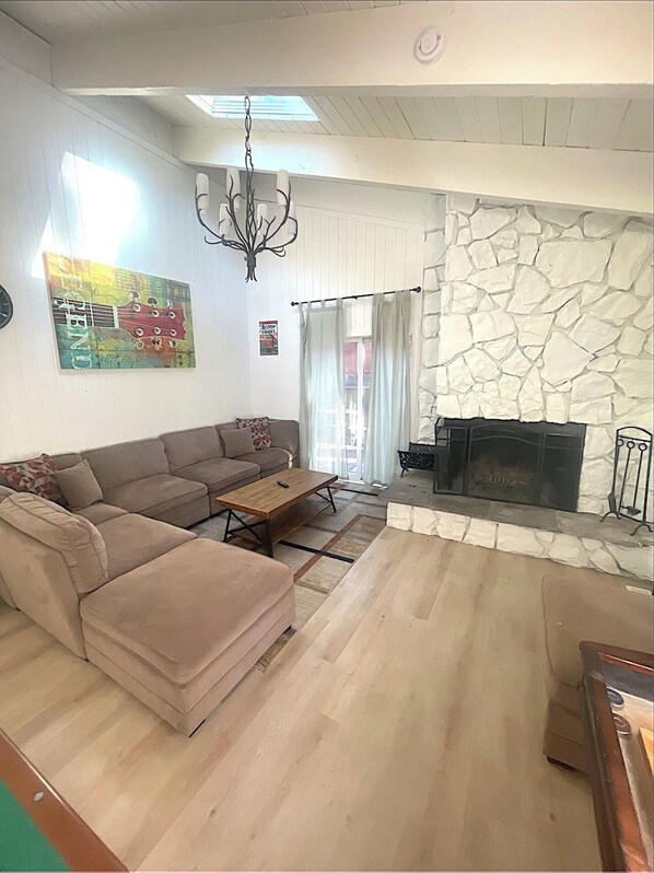 Smart TV, chimenea, futbolito y tenis de mesa 