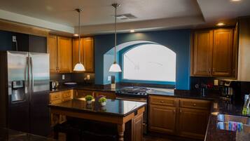 KĂŒhlschrank, Mikrowelle, Ofen, Herdplatte