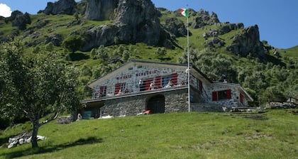 Little House on the Bridge - See Reviews of charming stays in history!