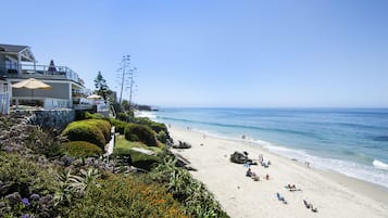 Ubicación cercana a la playa, tumbonas y toallas de playa