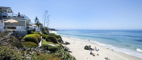 Beach nearby, sun loungers, beach towels