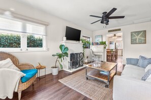 Een smart-tv, een open haard, een dvd-speler en boeken