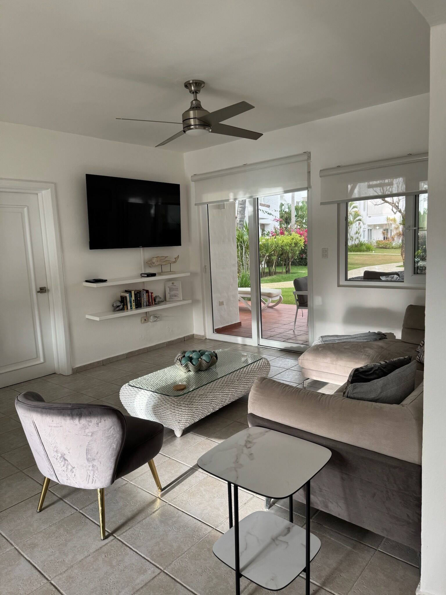 Una Smart TV, libros