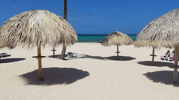 海灘、躺椅、沙灘巾