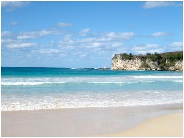 Sur la plage, chaise longue, serviettes de plage