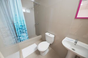 Bathroom - Punta Huanchaco Hostel (Huanchaco)