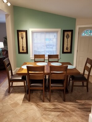 Fridge, microwave, oven, stovetop - The Blackberry Inn Guest House (Watkins Glen)