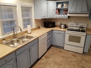 Deluxe House, 3 Bedrooms, 2 Bathrooms | Private kitchen | Fridge, microwave, oven, stovetop - The Blackberry Inn Guest House (Watkins Glen)