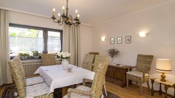 Family House, 4 Bedrooms | In-room dining