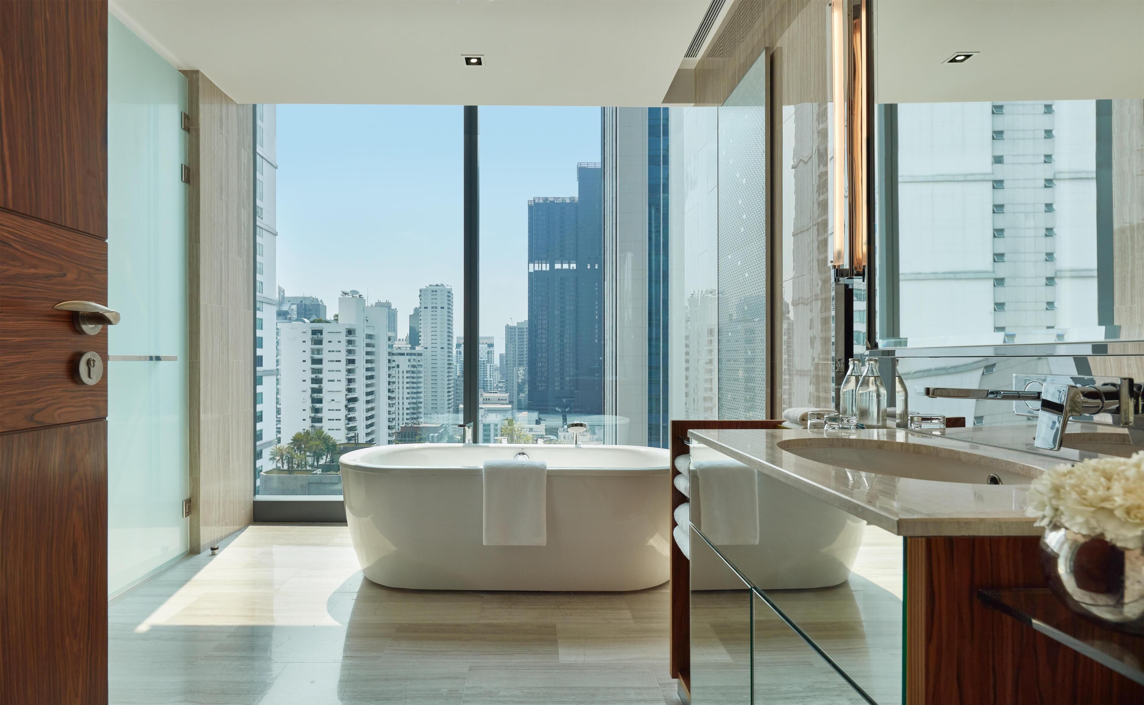 Erillinen kylpyamme ja suihku, hierova suihkupää