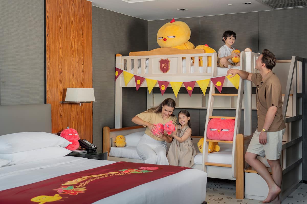 Habitación familiar (Deluxe, 1 King Bed & 1 Bunk Bed) | Minibar, caja fuerte, escritorio y cortinas opacas