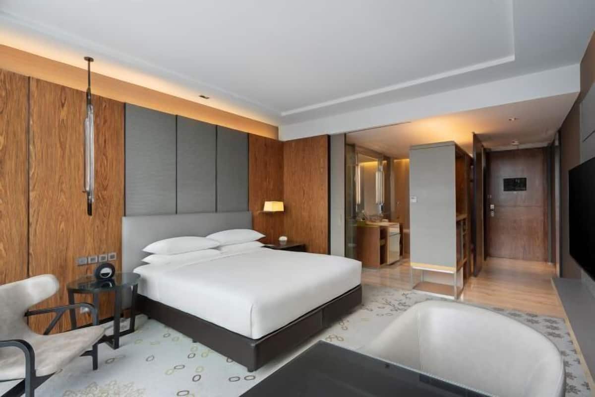Minibar, caja fuerte, escritorio y cortinas opacas