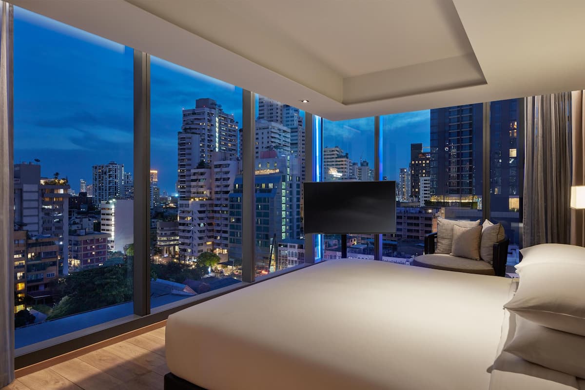 Suite Deluxe (Regency) | Minibar, coffres-forts dans les chambres, bureau, rideaux occultants