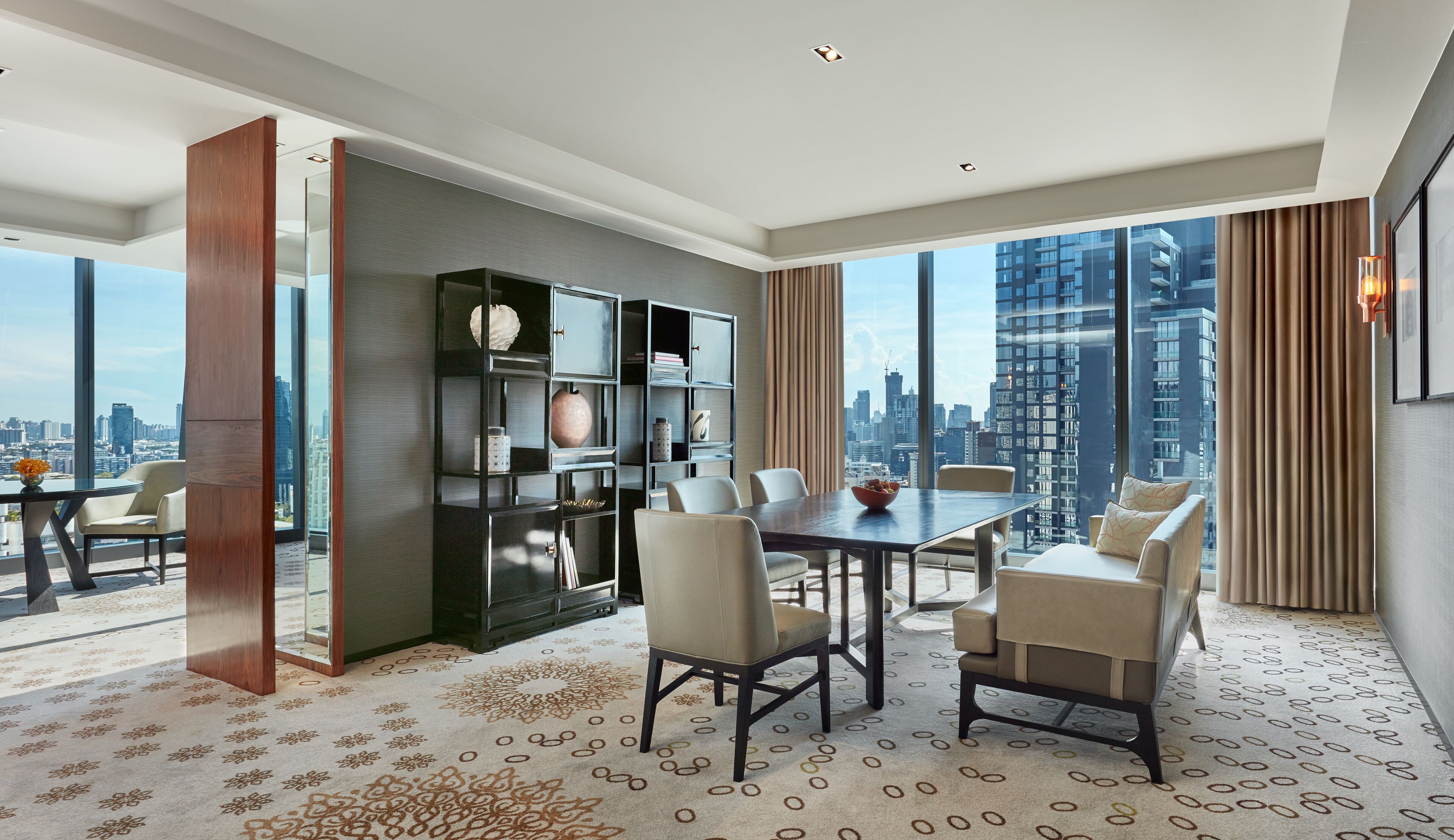 Suite – premier | Spiseområde på rommet