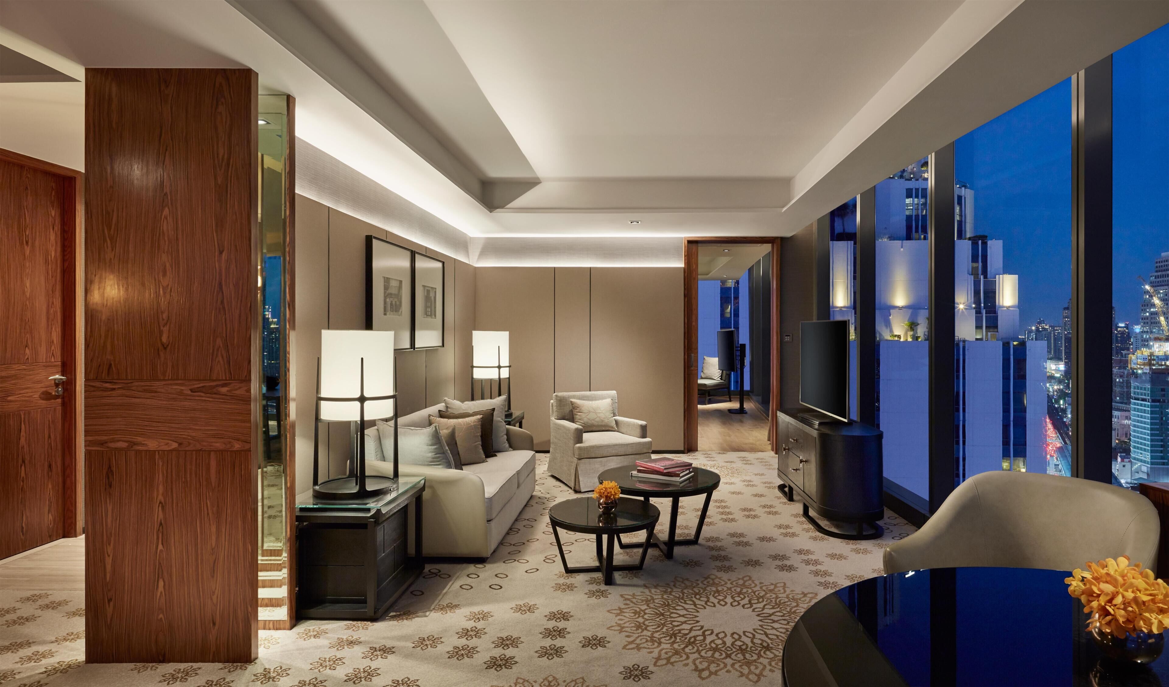 Premier-sviitti | Minibaari, tallelokero huoneessa, työpöytä, pimennysverhot