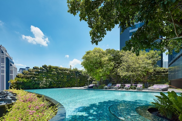 Szabadtéri medence, nyitva 6:00 és 20:00 között, napernyők