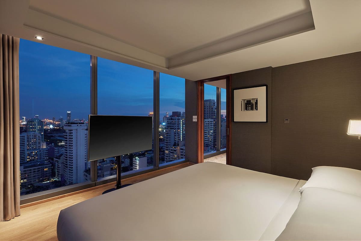 Minibar, caja de seguridad en la habitación y escritorio