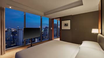 Minibar, caja de seguridad en la habitación y escritorio