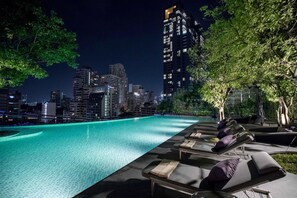 Outdoor pool, open 6:00 AM to 8:00 PM, pool umbrellas - Hyatt Regency Bangkok Sukhumvit (Bangkok)
