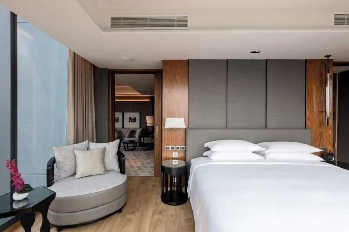 Minibar, caja fuerte, escritorio y cortinas opacas