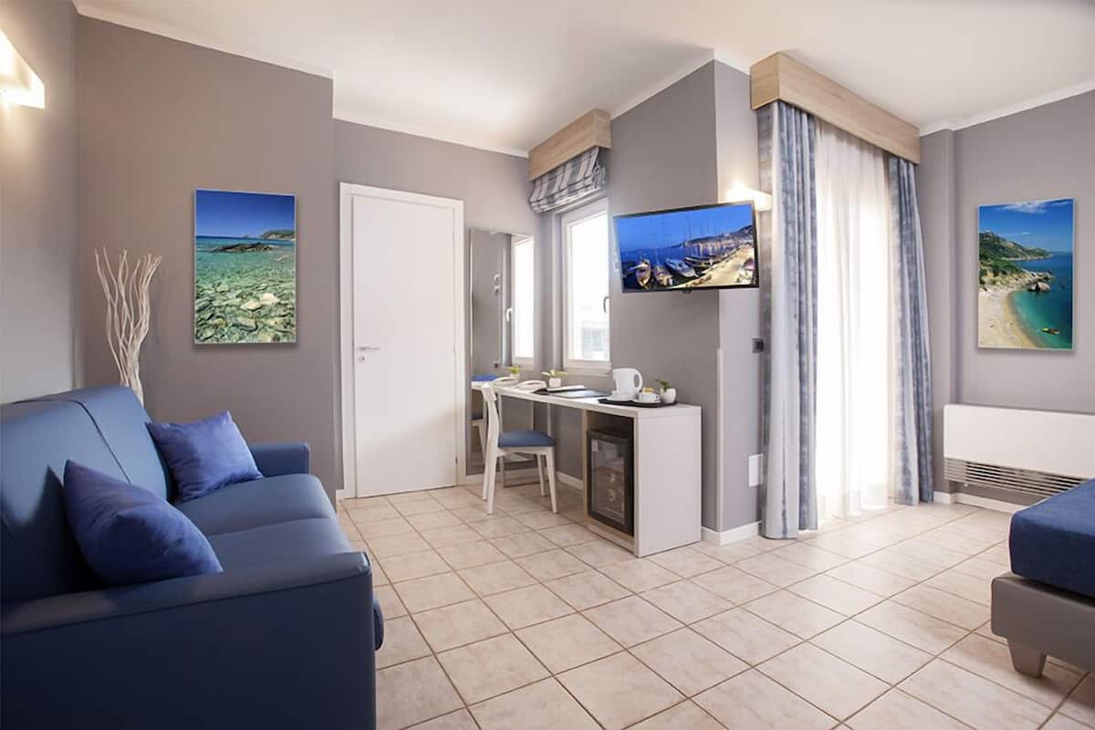 junior suite with 2 bathrooms | 1 bedroom, premium bedding, down duvets, memory-foam beds