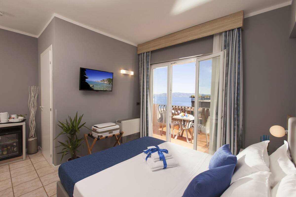 superior double or twin room, partial sea view | 1 bedroom, premium bedding, down duvets, memory-foam beds