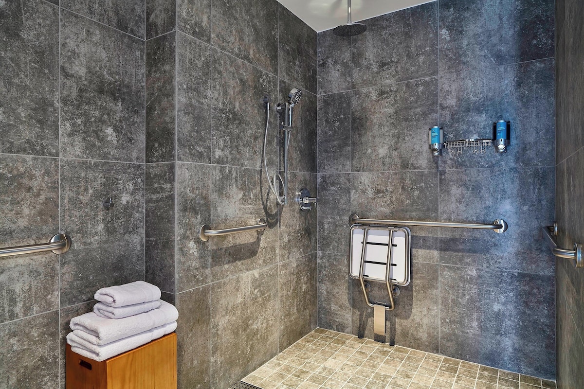 breezy, room, 1 king bed, non smoking | bathroom | shower, rainfall showerhead, free toiletries, hair dryer