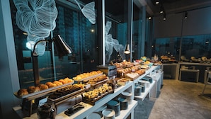Een buffet met diverse gerechten en een modern interieur.