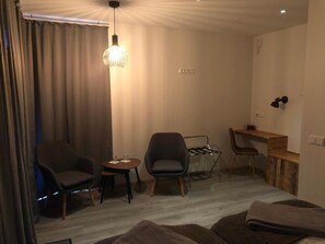 Desk, blackout drapes, soundproofing, free cribs/infant beds - Hrafnavellir Guest House (Höfn)