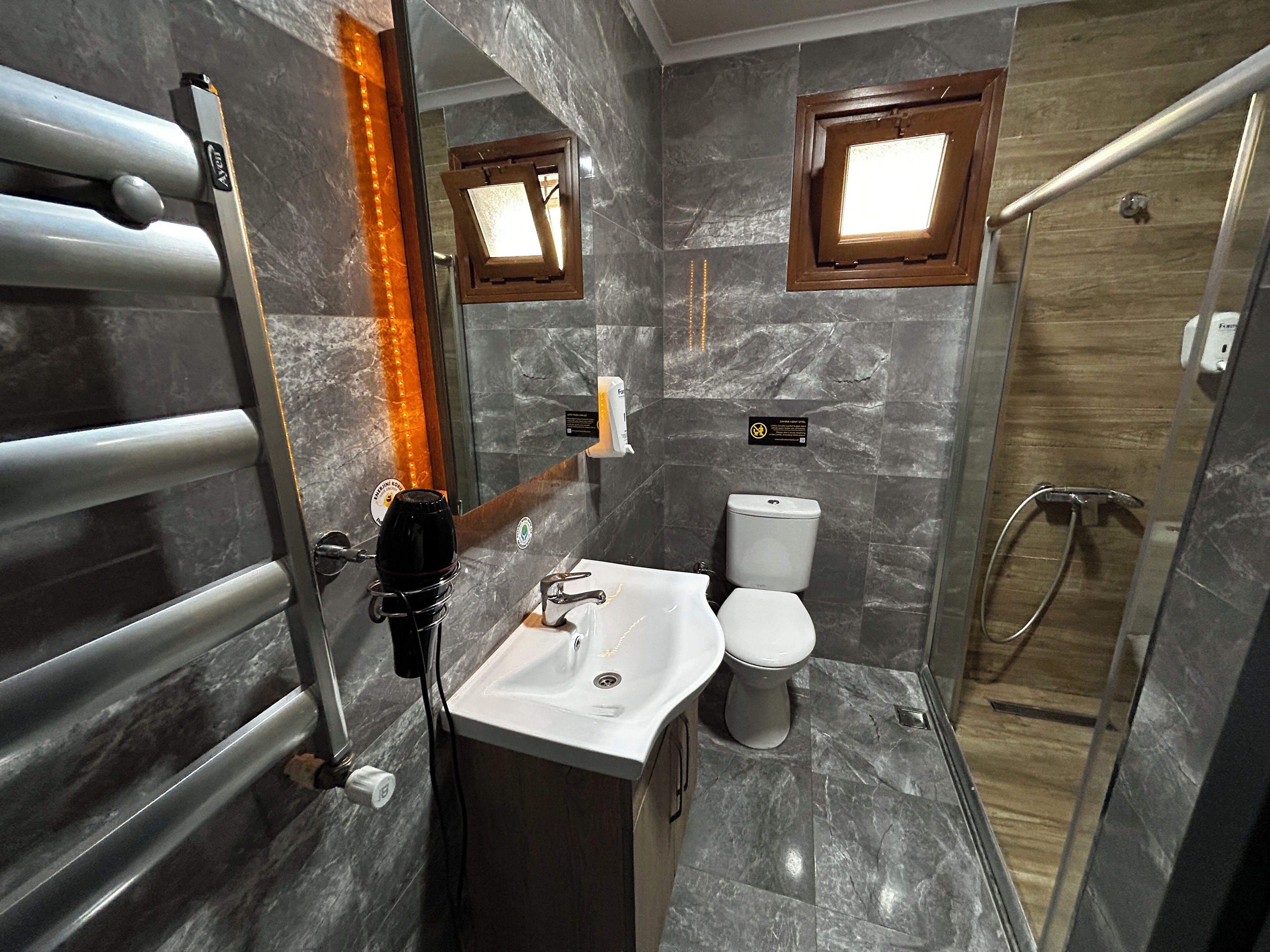 Quad Room | Bathroom | Shower, rainfall showerhead, free toiletries, hair dryer