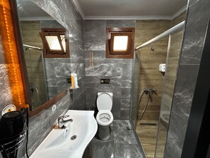 Economy kamer | Badkamer | Een douche, een regendouche, gratis toiletartikelen, een haardroger