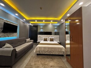 Une chambre à coucher moderne avec un canapé, un lit et une armoire.