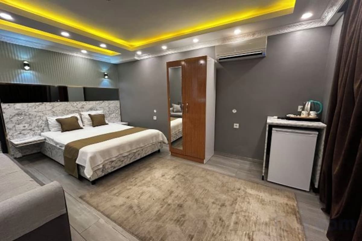 1 bedroom, premium bedding, Select Comfort beds, desk