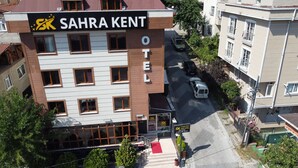 A multi-story building with a sign reading "SAHRA KENT HOTEL". - Sahrakent Otel Atasehir (Istanbul)