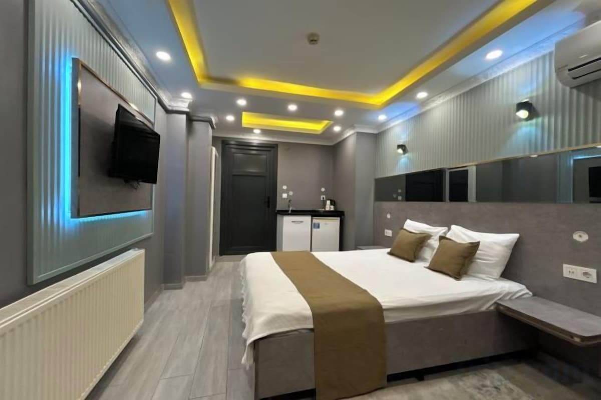 1 bedroom, premium bedding, Select Comfort beds, desk