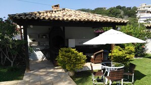 A villa with a tiled roof, a swimming pool, and a patio with outdoor furniture. - Residence Solemare Buzios (Búzios)