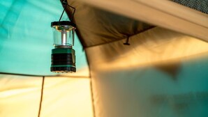 Een tent met een hanglamp.